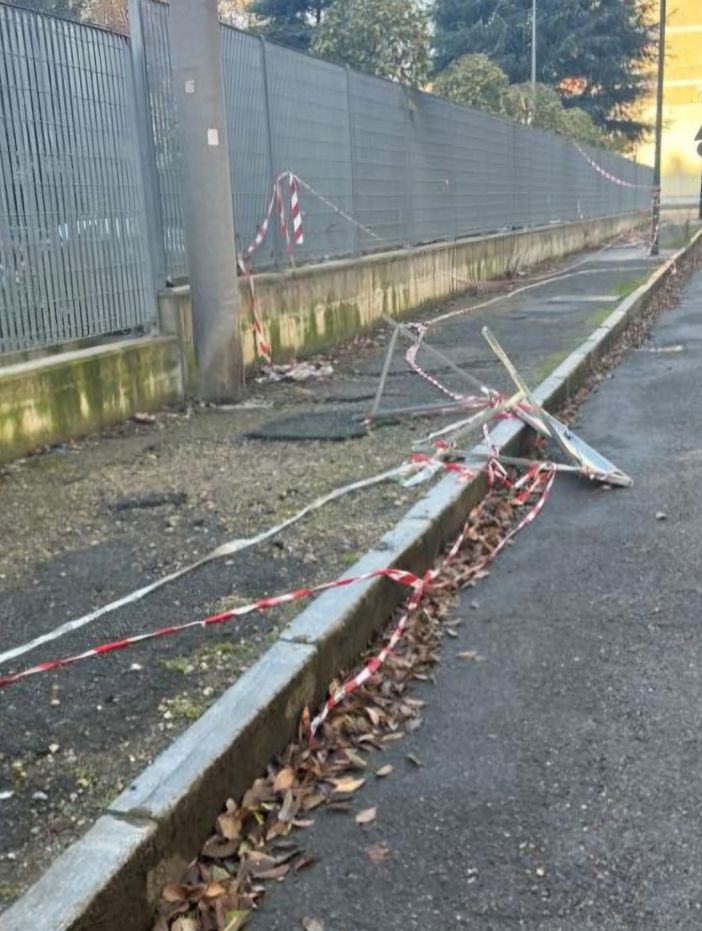 Il marciapiede di via Cena si trasforma in una groviera