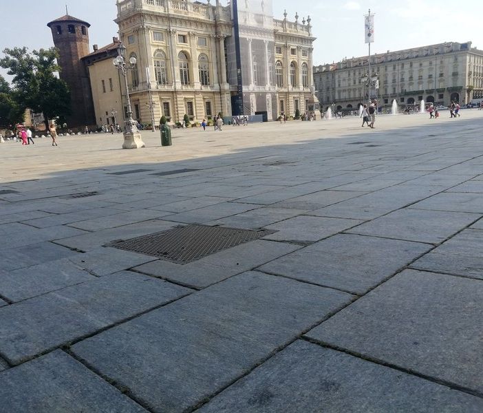 Il Consiglio comunale: “Salvaguardare i marciapiedi in pietra della città”