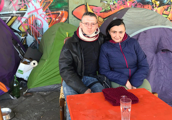 Vivono in tenda da 10 mesi, il dramma di Marco e Angela in piazza Montale: “Chiediamo solo una casa” [VIDEO]