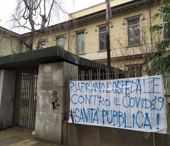 Striscione appeso fuori dal Maria Adelaide