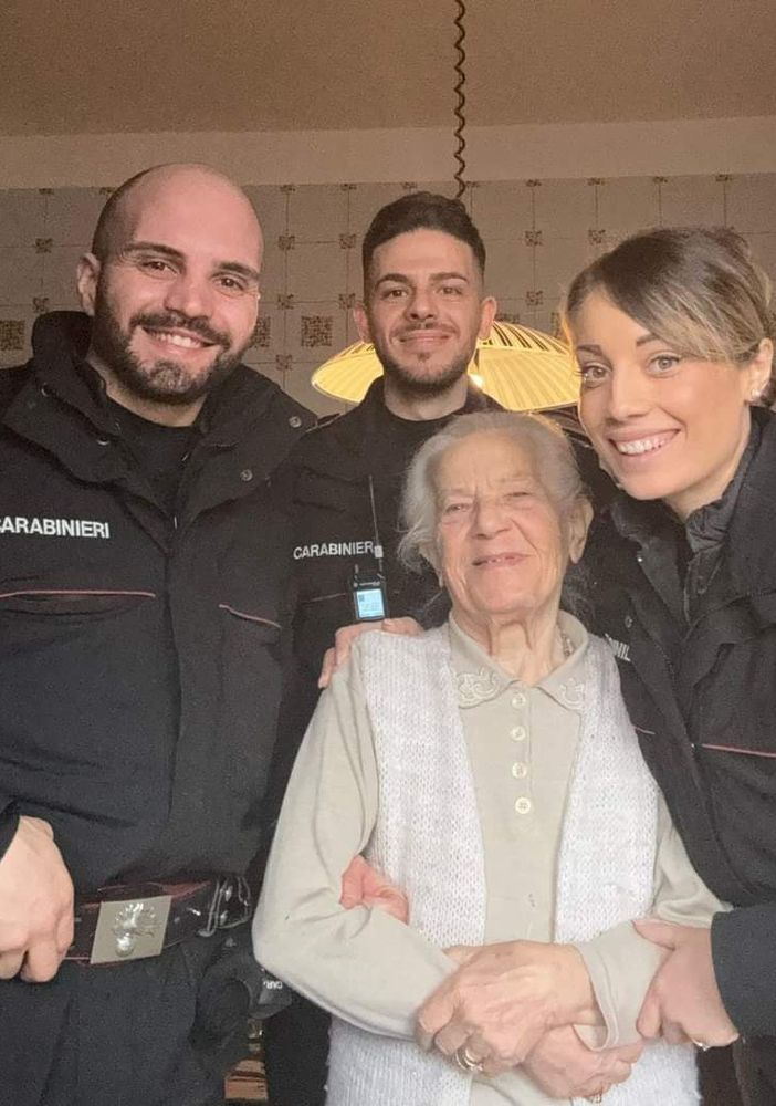 Donna aiutata da Carabinieri