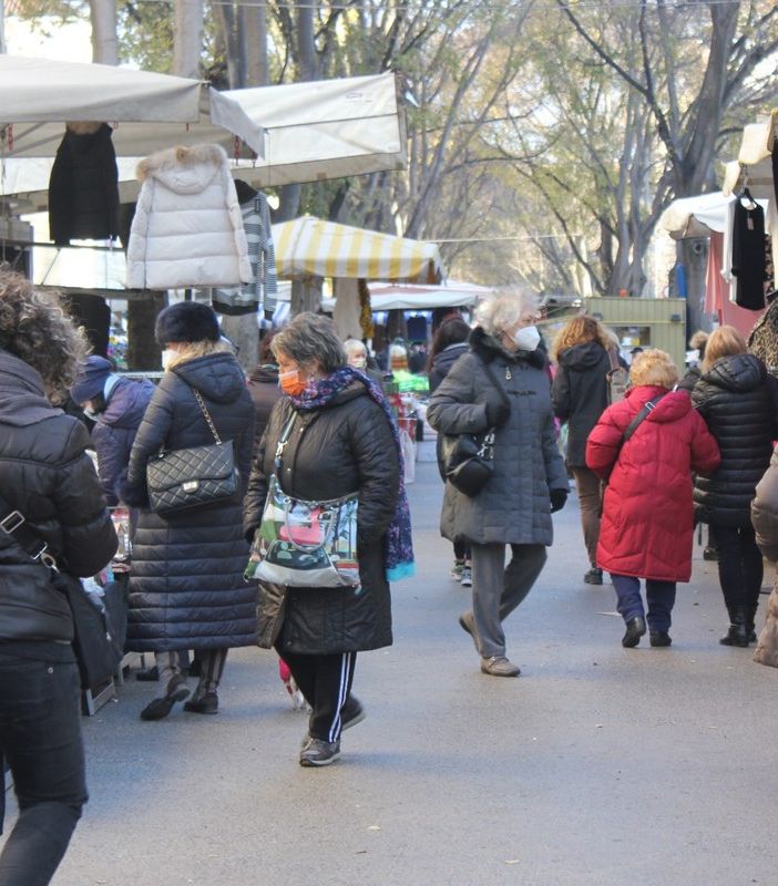 persone con le mascherine nei mercati