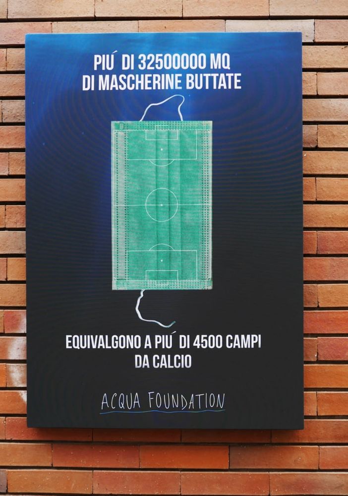 Affissi in via Amerigo Vespucci i tre manifesti
