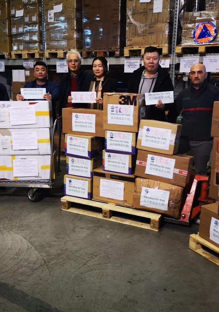 La comunità cinese di Torino tende la mano al Piemonte: partite le migliaia di mascherine donate