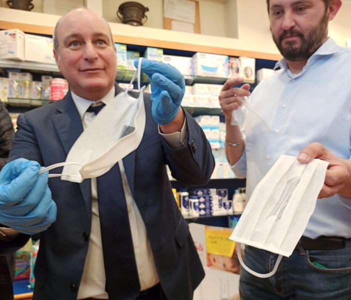 I sindaci di Collegno e Grugliasco con le mascherine trasparenti