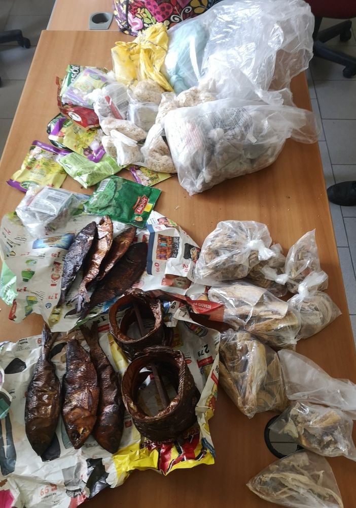 A Porta Palazzo i vigili urbani trovano cibo andato a male e merce illegale