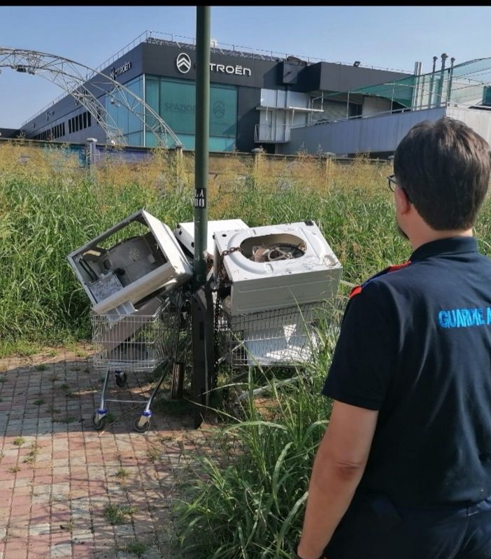uomo di fronte a rifiuti pericolosi