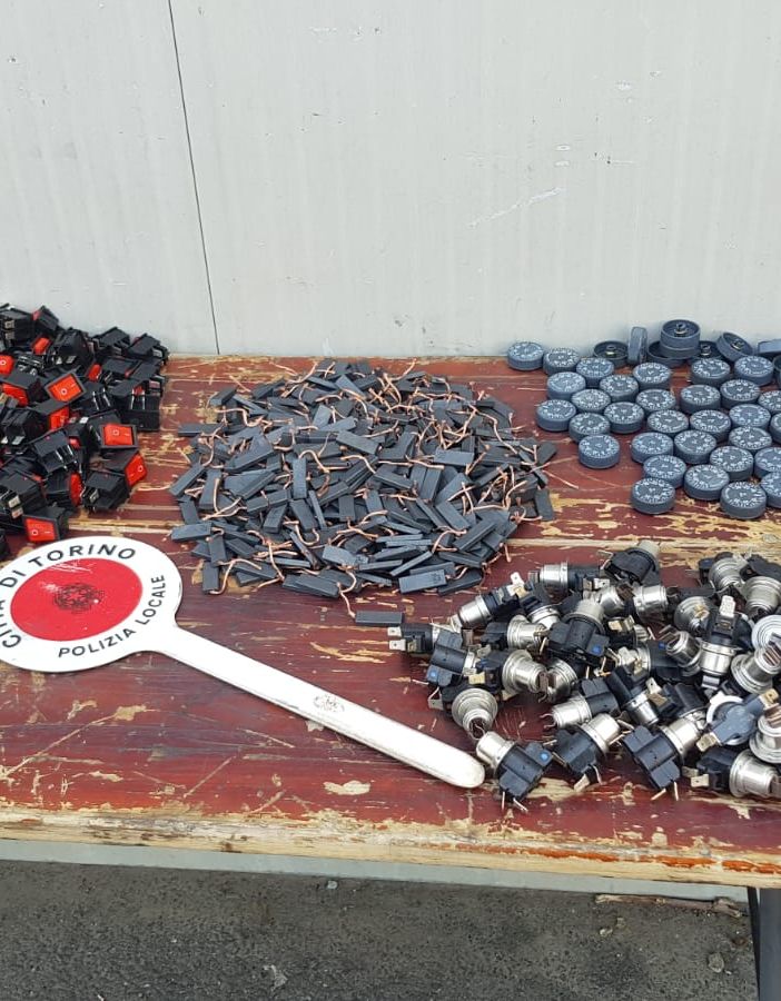 Ambulante multato e sequestrati 800 pezzi di materiale elettrico al &quot;Barattolo&quot;