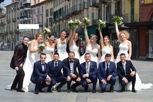 Scene da matrimonio in corso Italia a Saluzzo: sette spose torinesi reindossano l'abito bianco per rivivere il giorno più bello