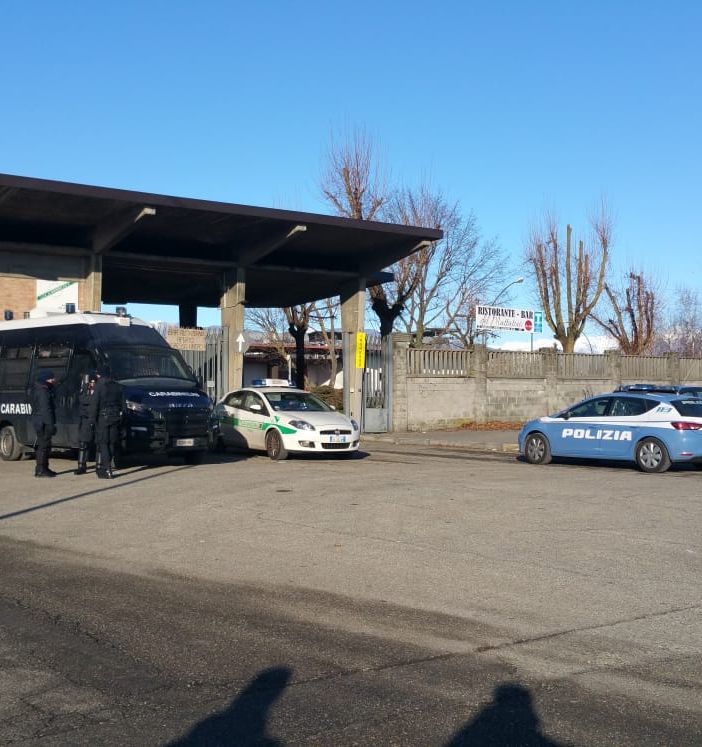 Sgomberati dalla Polizia i locali del mattatoio di Torino: quasi 100 i denunciati