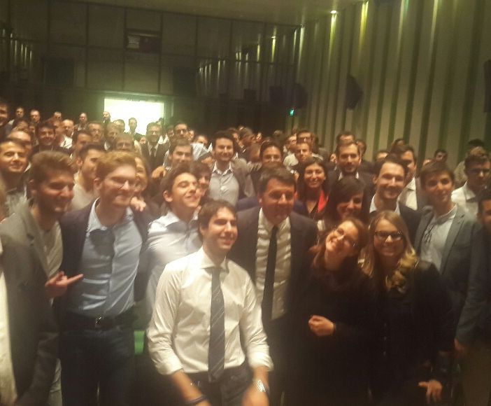 Renzi con i giovani del Si:”Comitati in tutte le scuole, rispondiamo col  sorriso agli insulti”. (VIDEO)