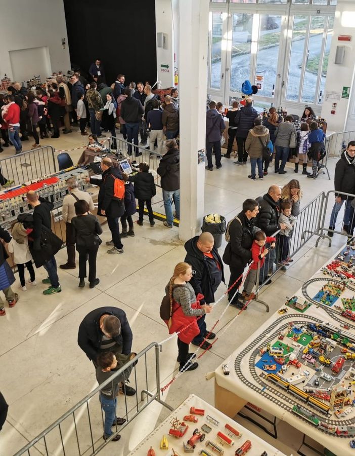 Grugliasco, una folla di curiosi e appassionati per scoprire un mondo ricostruito pezzetto dopo pezzetto [FOTO e VIDEO]