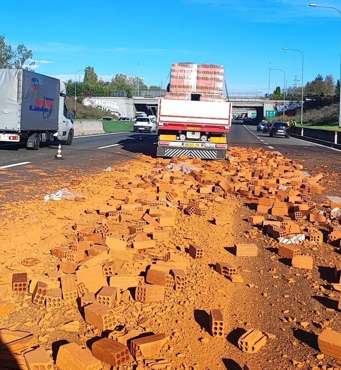 Camion perde un carico di mattoni in mezzo alla Tangenziale: travolti due veicoli