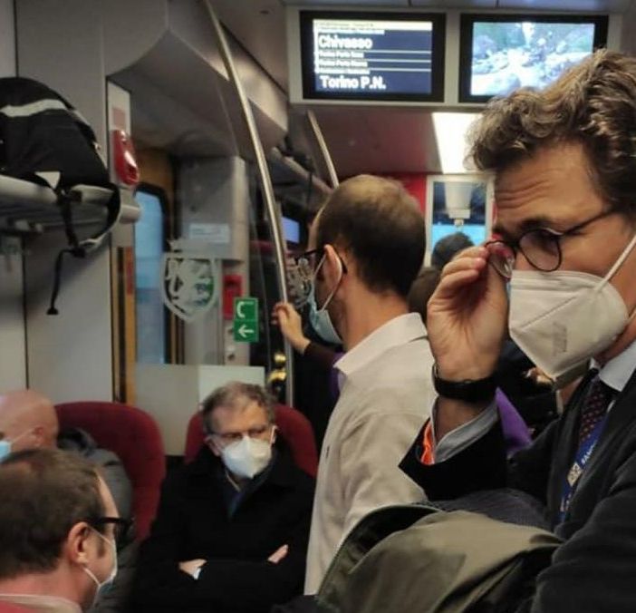 mauro salizzoni sul treno affollato