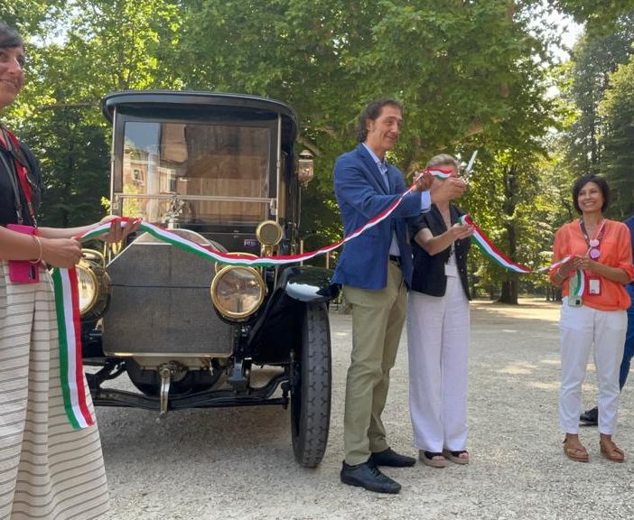 Auto storiche in area verde