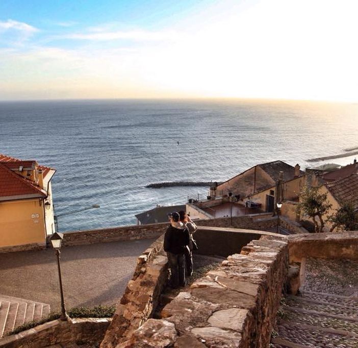 Lasciati cullare dal suono delle onde del mare in qualsiasi periodo dell'anno: all'Hotel Mayola di San Bartolomeo al Mare è sempre vacanza