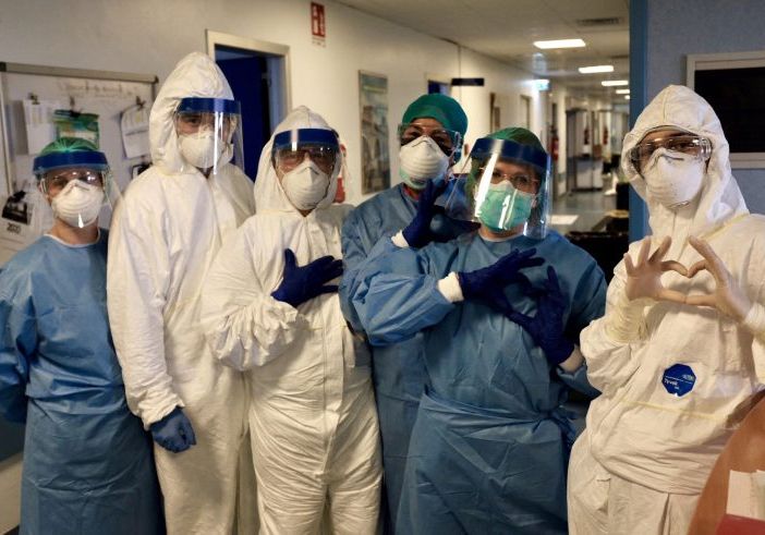 Covid, continua il calo di ricoverati. E gli &quot;isolati&quot; a casa scendono sotto quota novemila