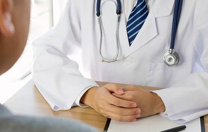 medico con camice e attrezzatura