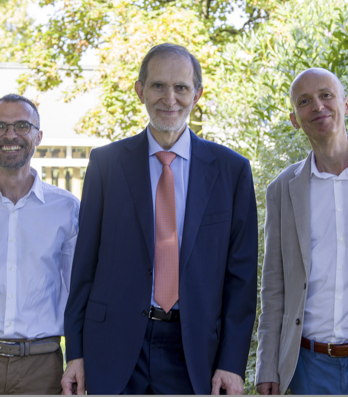 Foto di gruppo di persone sorridenti