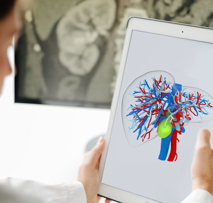 medico che osserva un'immagine