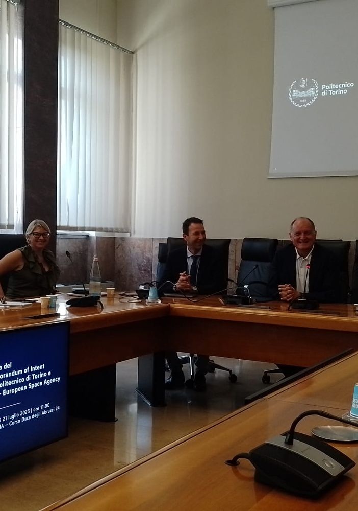 La frima del patto tra Politecnico e l'Agenzia Spaziale europea