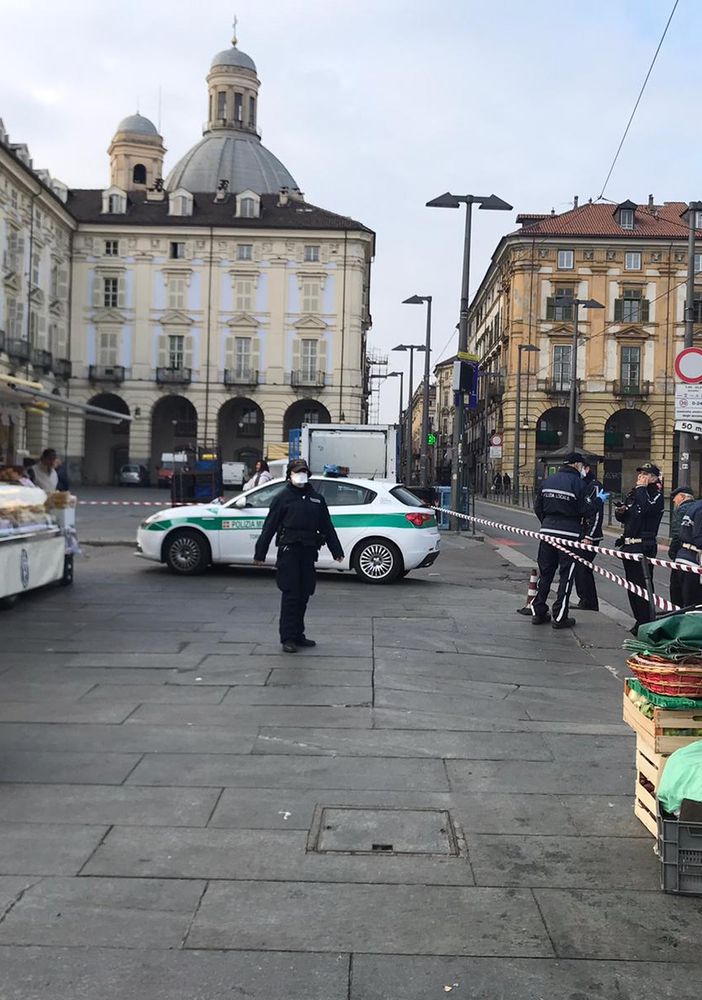 Coronavirus, caos a Porta Palazzo: la Municipale chiude temporaneamente il mercato