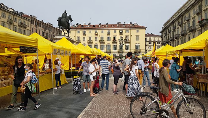 Con Luci d’Artista si sposta il mercato contadino di piazza Bodoni