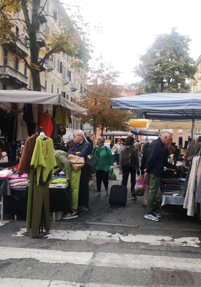 Auto lasciate in sosta, al mercato di corso Palestro in arrivo cartelli di rimozione forzata