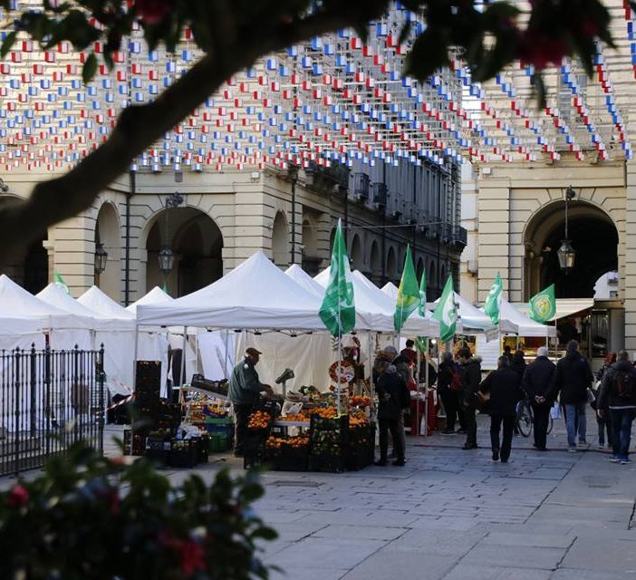 A Torino spesa di Natale solidale al mercato contadino