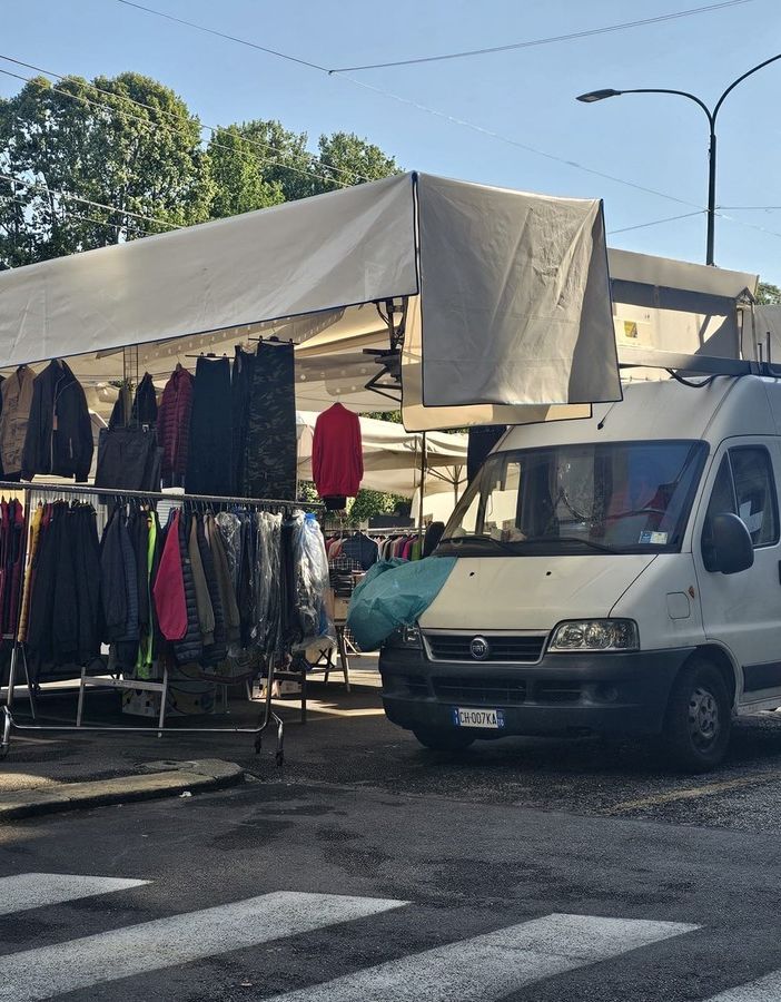 Buche, pochi banchi e scivoli assenti al mercato di piazza Borromini