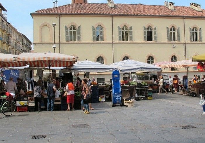 Il mercato di piazza Santa Giulia, a Torino