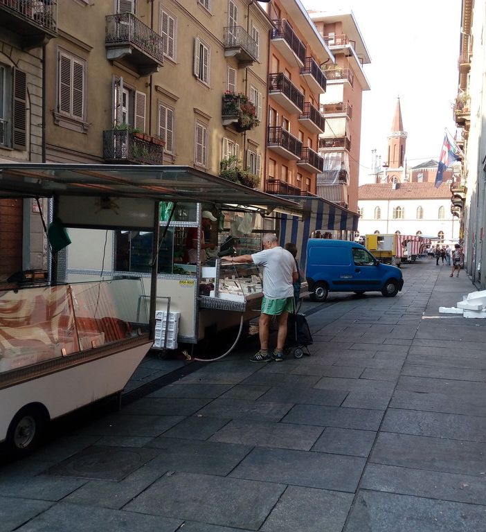 Guerriglia urbana in piazza Santa Giulia, il mattino dopo tra i banchi dei mercati domina la paura