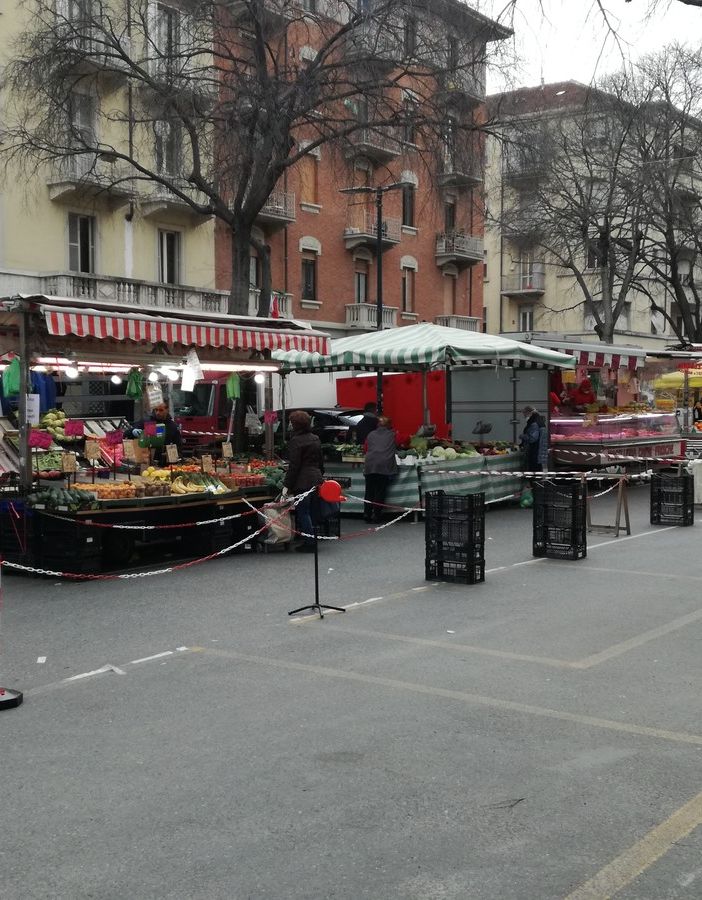 Riaprono i mercati di Torino con le nuove norme di sicurezza: ecco la situazione nei quartieri