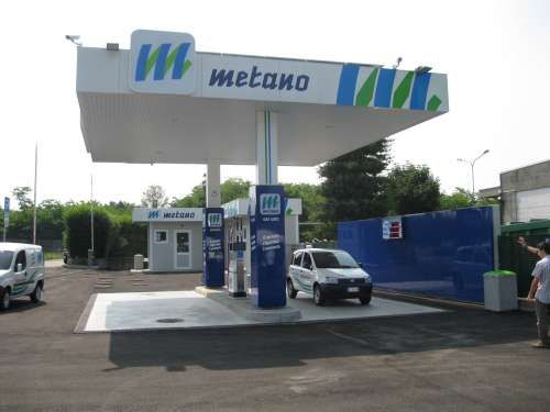 Distributore del Gerbido, dal 1° gennaio stop al metano per le auto private: si accende la polemica