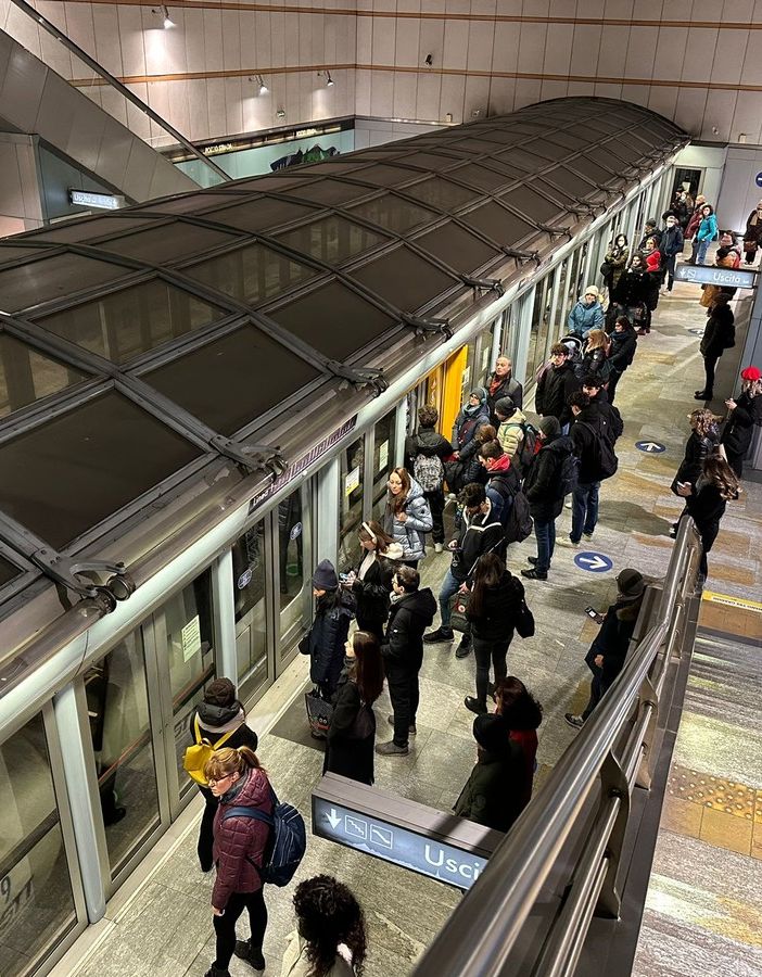 Stop di un'ora alla metropolitana di Torino per atti vandalici
