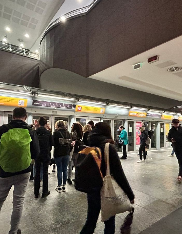 Metro ferma a Torino Porta Nuova “per cause tecniche”