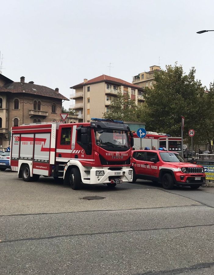 L'intervento dei vigili del Fuoco all'altezza della fermata &quot;Racconigi&quot;