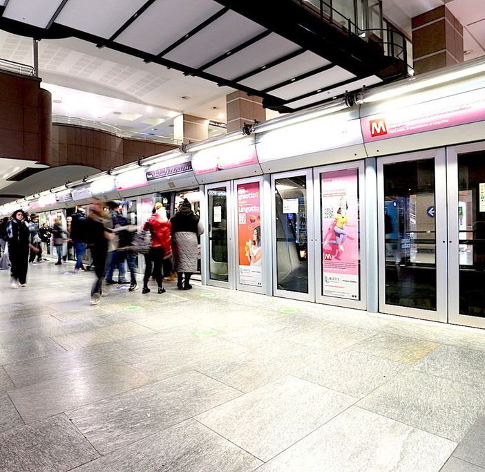 Maresciallo fuori servizio sventa un furto sulla metro: fermato pickpocket alla stazione XVIII dicembre