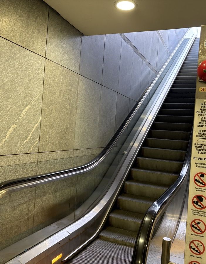 metropolitana ferma e semivuota