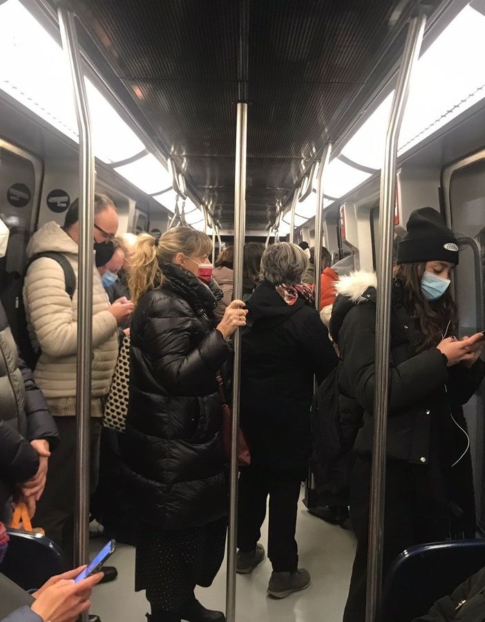 Persone in metropolitana con mascherine