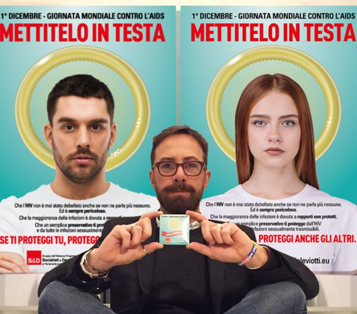 Il preservativo come aureola: al via la campagna contro l'aids &quot;Mettitelo in testa&quot;