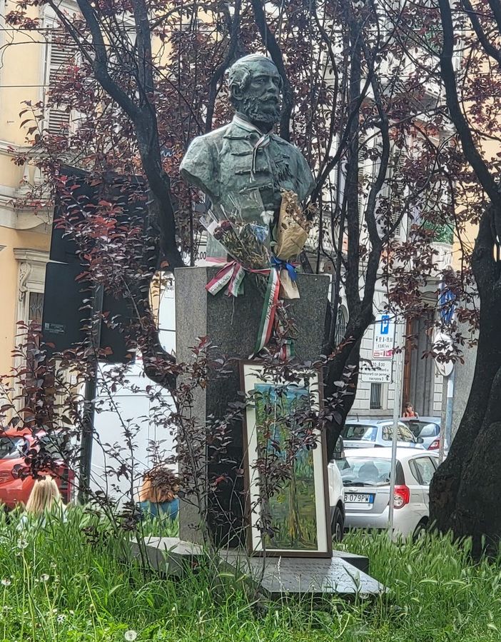 Un mezzo busto e una targa ricordano l'ultimo domicilio di Lajos Kossuth