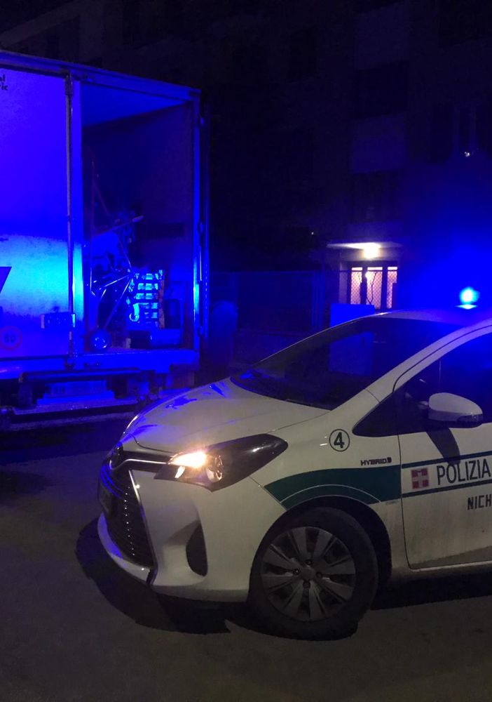 Nichelino, traffico in tilt per un eurocargo bloccato in mezzo alla strada