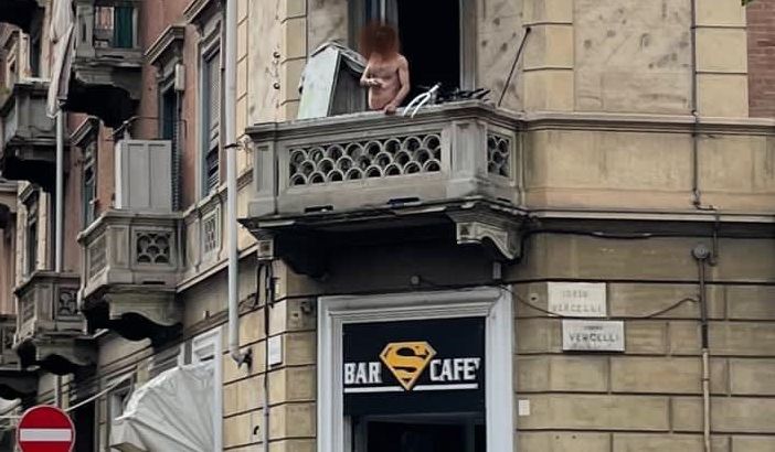 Uomo asserragliato in casa: minacciato con una pistola il titolare del bar della zona