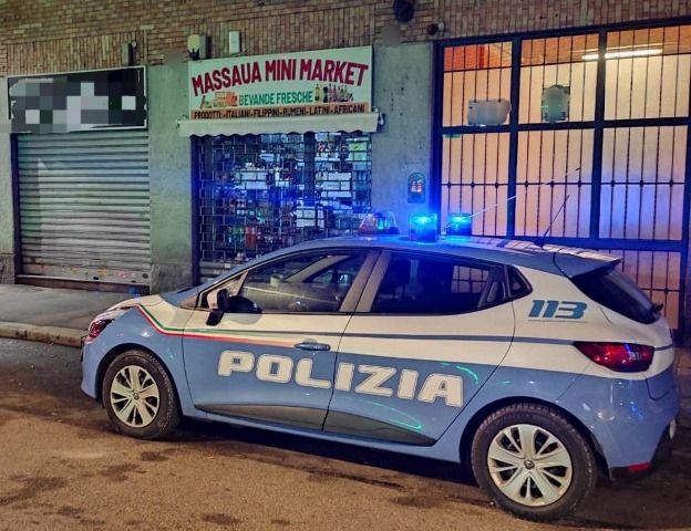 minimarket chiuso - immagine di archivio