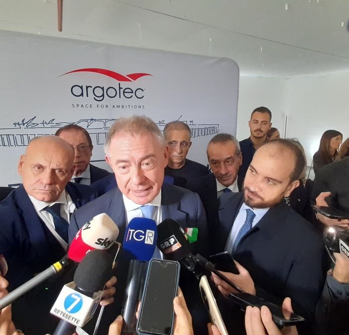 Automotive, Urso non molla l'automotive: &quot;Stellantis scommetta sul nostro Paese&quot;