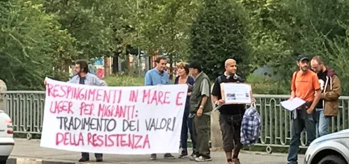 Minniti, mini contestazione davanti alla festa dell'Unita'
