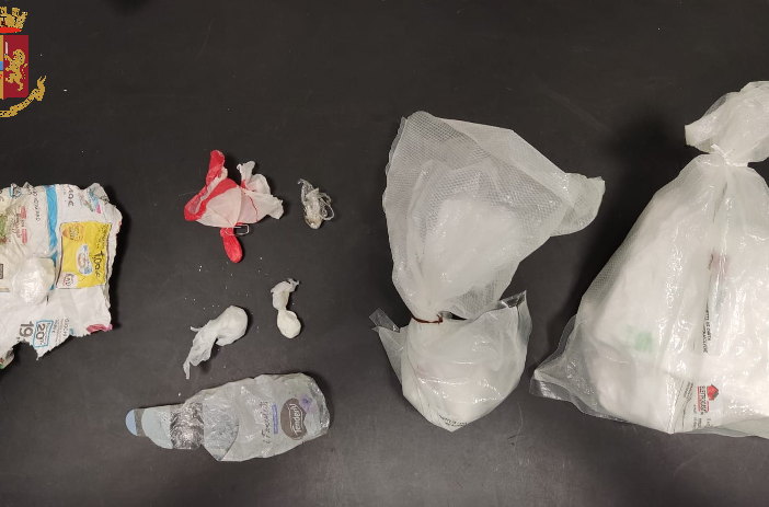 Mirafiori, la polizia arresta due spacciatori. Sequestrati oltre un chilo di cocaina e una pistola