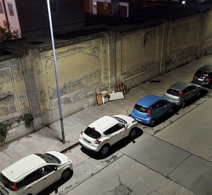 Comodini, materassi e mobili abbandonati sul muro dell’ex Avio