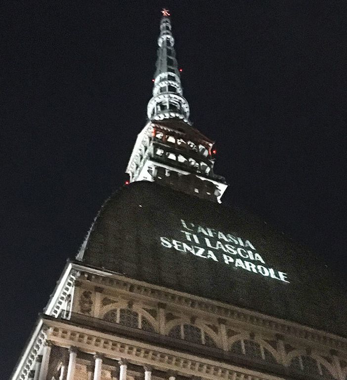 Nel week end la Mole grazie a IREN si illuminerà con la scritta “L’Afasia ti lascia senza parole”